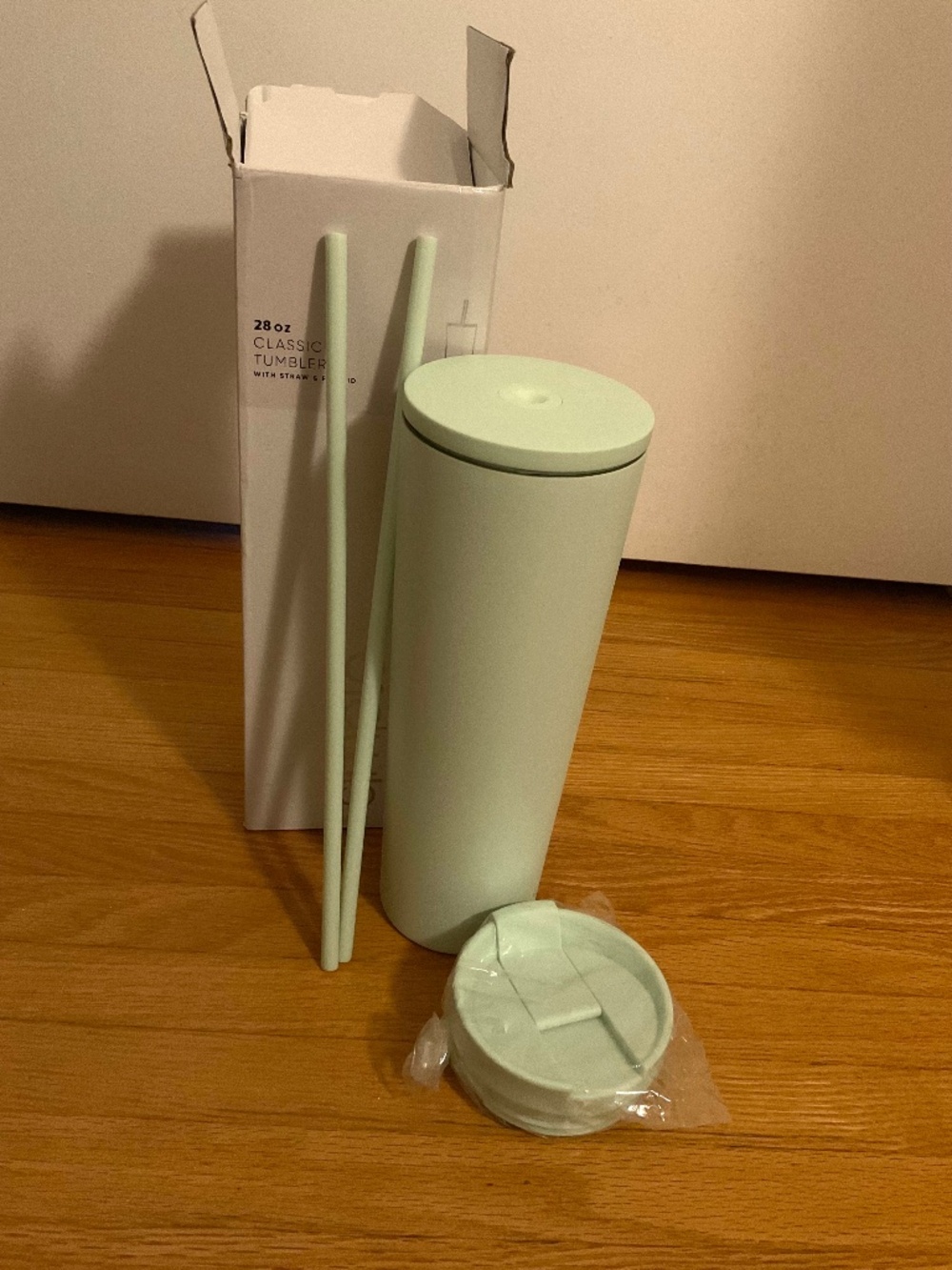 BNWOT 28oz Classic Tumbler with 2 straws and flip lid